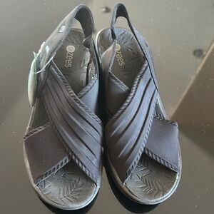 Bzees Black Sporty Sandals with Cushioned Soles size 8M